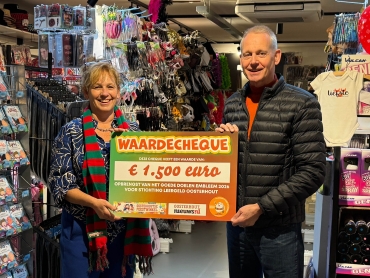 260415 Donatie Oosterhoutse feestwinkel