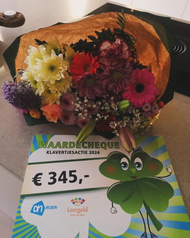 Saamhorigheid. Daar draait het om tijdens de Klavertjesactie die op zaterdag 6 april van start ging in winkelcentrum de Laverije in Rijen. De vijftien deelnemende organisaties presenteerden zich aan het aanwezige publiek. Dat publiek bestond uit winkelende klanten en toevallige voorbijgangers, maar zeker ook uit mensen die speciaal voor de Klavertjesactie naar het winkelcentrum waren gekomen. Wie wilde, kon ook al ‘Klavertjes’ in het daarvoor bestemde display deponeren. Deelnemen aan de diverse kinderactiviteiten kon echter ook.
 
’In Gilze en Rijen sta je er nooit alleen voor!’ Dat is het motto van de Klavertjesactie. Dat motto komt ook overeen met het sociale karakter van de vijftien deelnemende organisaties. Stichting Leergeld West-Brabant Oost hoorde ook bij deze deelnemende organisaties en mocht een mooi bedrag in ontvangst nemen. Wij willen alle betrokken partijen hier heel erg voor bedanken!
