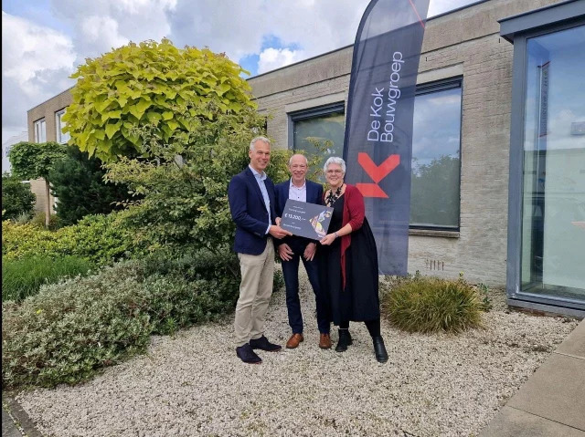 De Kok Bouwgroep vierde op 23 mei hun 100-jarig bestaan. Op deze dag deelde zij diverse donaties uit. Ook Stichting Leergeld West-Brabant Oost mocht een cheque in ontvangst nemen.

We hebben een prachtig bedrag in ontvangst mogen nemen en hiermee kunnen veel gezinnen meegeholpen worden, want nu meedoen is later meetellen! Wij willen de Kok Bouwgroep hier hartelijk voor bedanken!