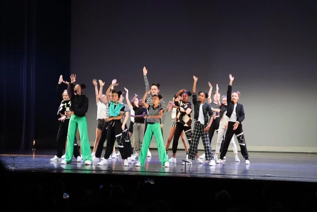 Stichting Leergeld ondersteunt diverse gezinnen bij onder andere sporten. Zo ook voor een meisje uit Dongen. Zij danst op hoog niveau en mede door de ondersteuning van Stichting Leergeld kan zij dit blijven doen. Zij danst nu voor het derde jaar bij Lucia Marcias. Ook aankomend jaar mag zij blijven dansen. Stichting Leergeld West-Brabant Oost wenst haar heel veel succes!

#numeedoenislatermeetellen #leergeldwestbrabantoost #luciamarthas