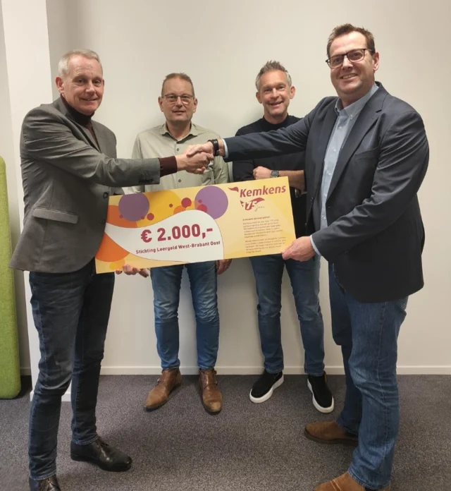 Werkendamse Verwarmings Centrale schenkt € 2.000 aan St. Leergeld West-Brabant Oost

Ter gelegenheid van het 175-jarig bestaan van de Kemkens Groep, waar de Werkendamse Verwarmings Centrale onderdeel van is, heeft de Werkendamse Verwarmings Centrale een genereuze donatie van € 2.000 gedaan aan Stichting Leergeld West-Brabant Oost. Deze bijdrage zal worden ingezet om kinderen uit gezinnen met beperkte financiële middelen te ondersteunen, zodat zij volwaardig kunnen deelnemen aan school- en vrijetijdsactiviteiten.

Wij zijn de Werkendamse Verwarmings Centrale zeer dankbaar voor hun steun en betrokkenheid bij onze missie om alle kinderen gelijke kansen te bieden.