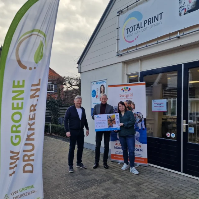 Mooi gebaar van Total Print!

Total Print organiseert jaarlijks een kerstkaartenactie, waarbij een deel van de opbrengst wordt gedoneerd aan een goed doel. Dit jaar had Stichting Leergeld West-Brabant Oost de eer om dat goede doel te zijn! Dankzij deze actie is er een prachtige donatie van €1.000,– opgehaald voor kinderen die een steuntje in de rug kunnen gebruiken. Paul Oomen, directeur van Stichting Leergeld WBO, heeft met veel dank de cheque in ontvangst genomen van Ad en Moniek van Ginneken van Total Print.

Een enorme dank aan Total Print en iedereen die via deze actie heeft bijgedragen! Samen maken we meer mogelijk!